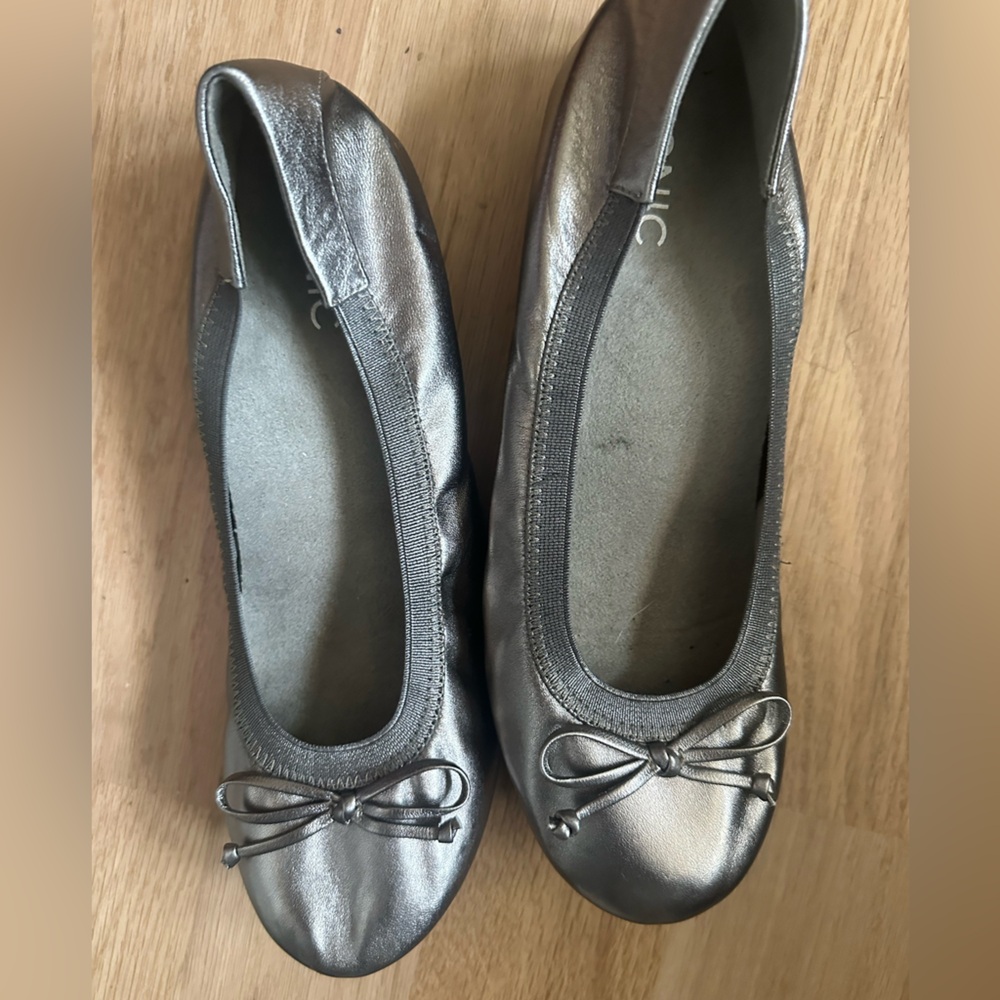 VIONIC Matira Womens Silver Pewter Leather Bow Ballet Flats Size 8.5 Never Worn